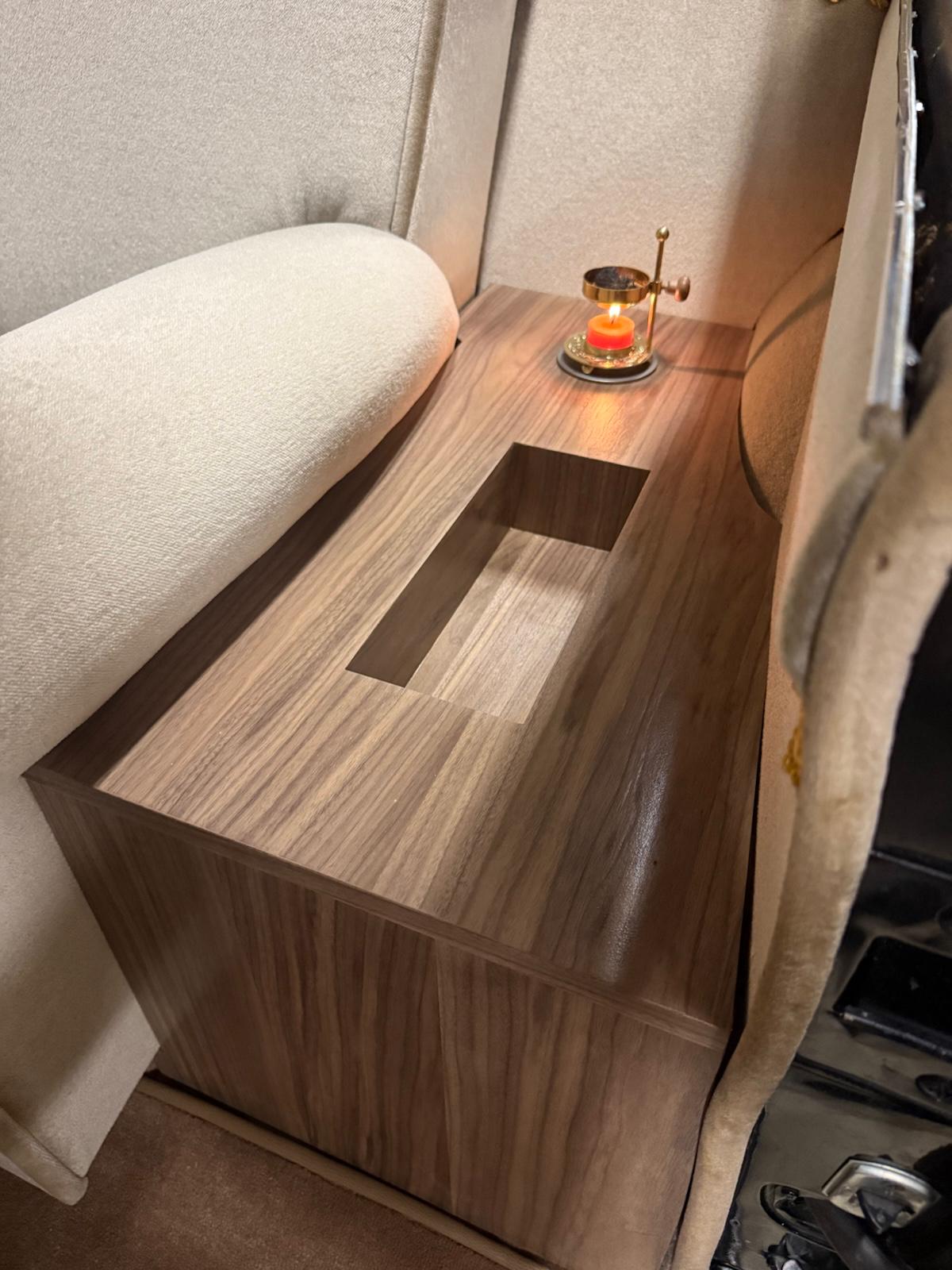 Detail van het kastje in het auto-interieur